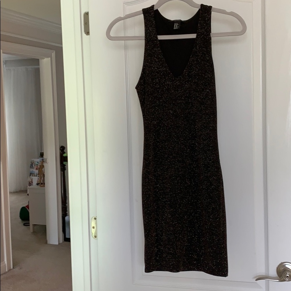 Black / Gold sparkle form fitting v-neck dress